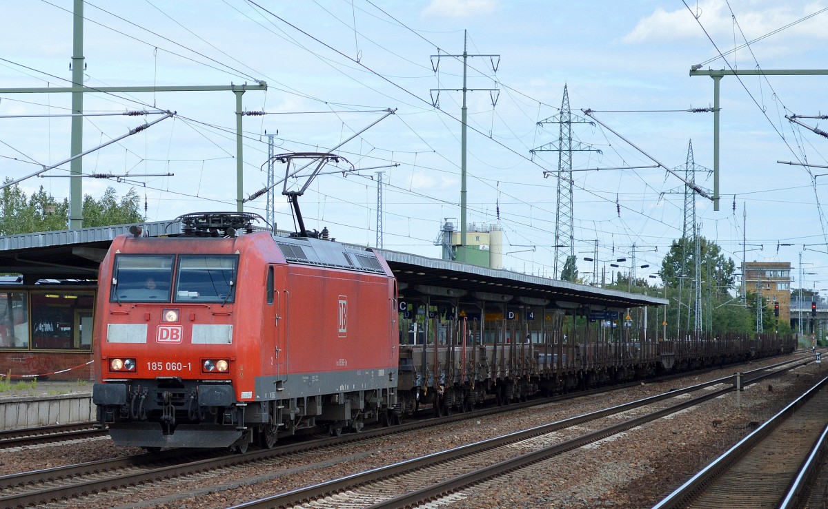 185 060-1 mit einem Gütertransportzug Stahlbrammen am 08.09.15 Bhf. Flughafen Berlin-Schönefeld.