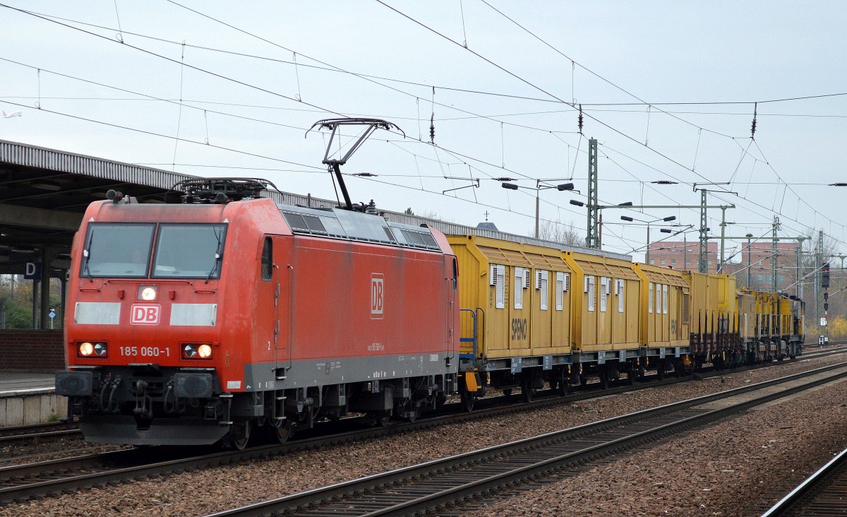 185 060-1 mit einem SPENO Schienenschleifzug am 13.11.15 bei der Durchfahrt Bhf. Flughafen Berlin-Schönefeld.