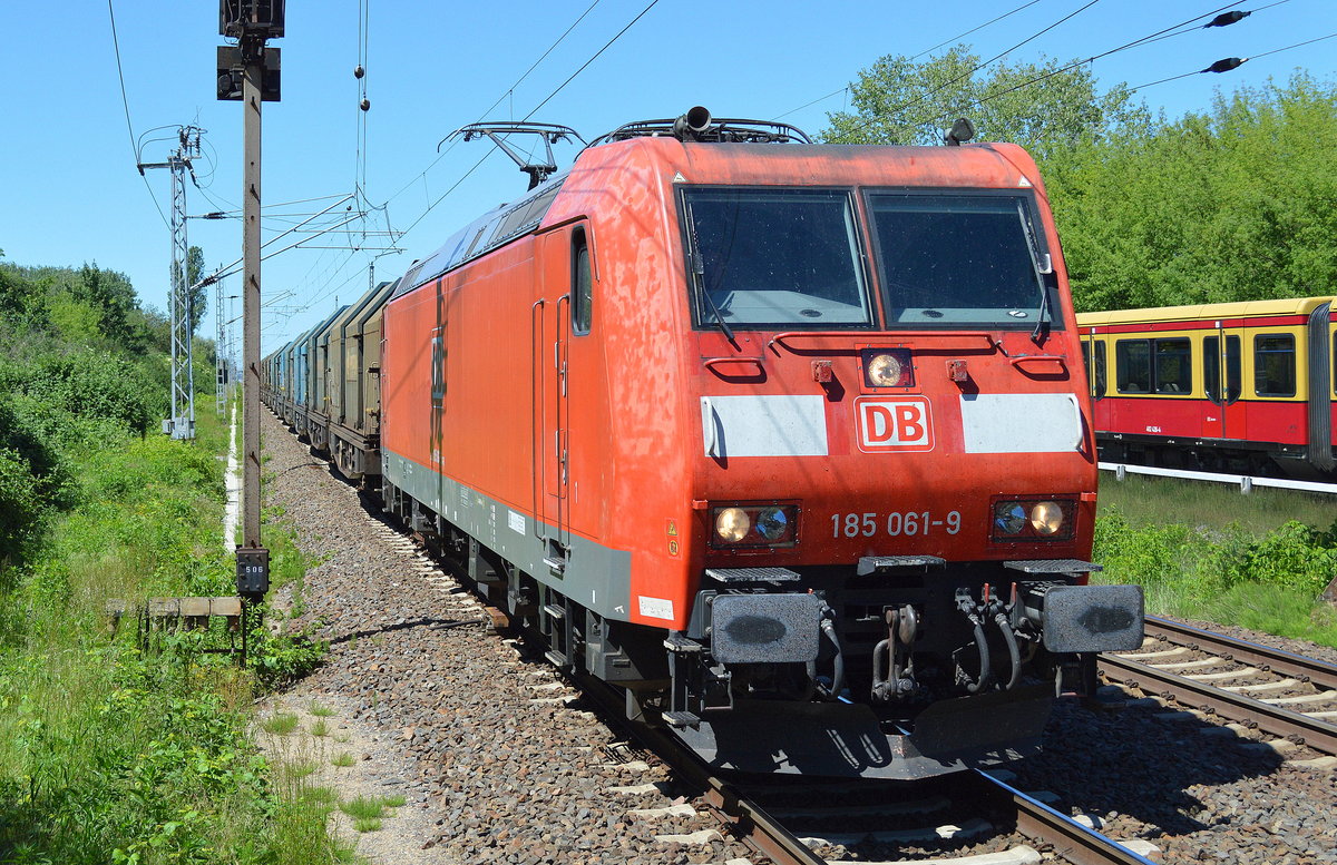 185 061-9 mit einem Ganzzug polnischer Teleskophaubenwagen (Coil-Transport) am 02.06.17 Bf. Berlin-Hohenschönhausen.