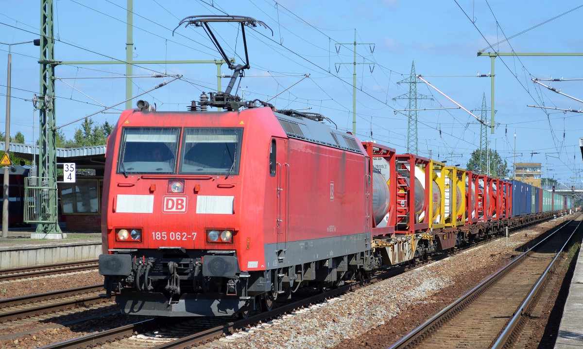 185 062-7 fährt mit einem Containerzug kurz zum Personalwechsel im Bhf. Flughafen Berlin-Schönefeld ein, 03.09.14
