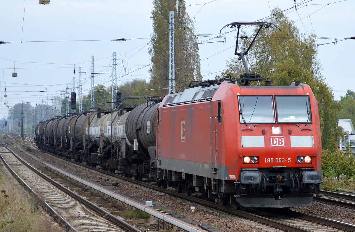 185 063-5 mit Kesselwagenzug für das Ladegut geschmolzener Schwefel am 07.10.14 Berlin-Karow.