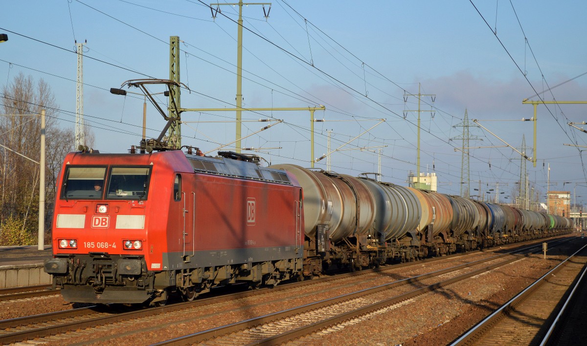 185 068-4 mit Kesselwagenzug (Benzin) am 27.11.15 Bhf. Flughafen Berlin-Schönefeld.