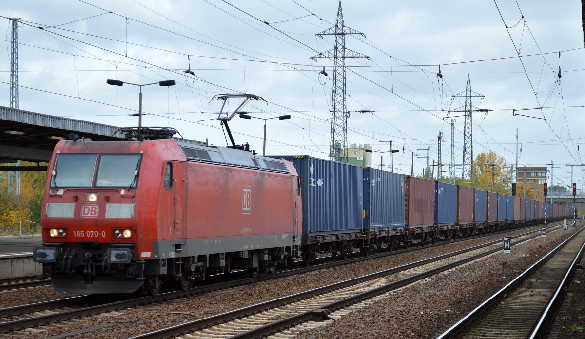 185 070-0 mit Containerzug am 23.10.15 Bhf. Flughafen Berlin-Schönefeld.