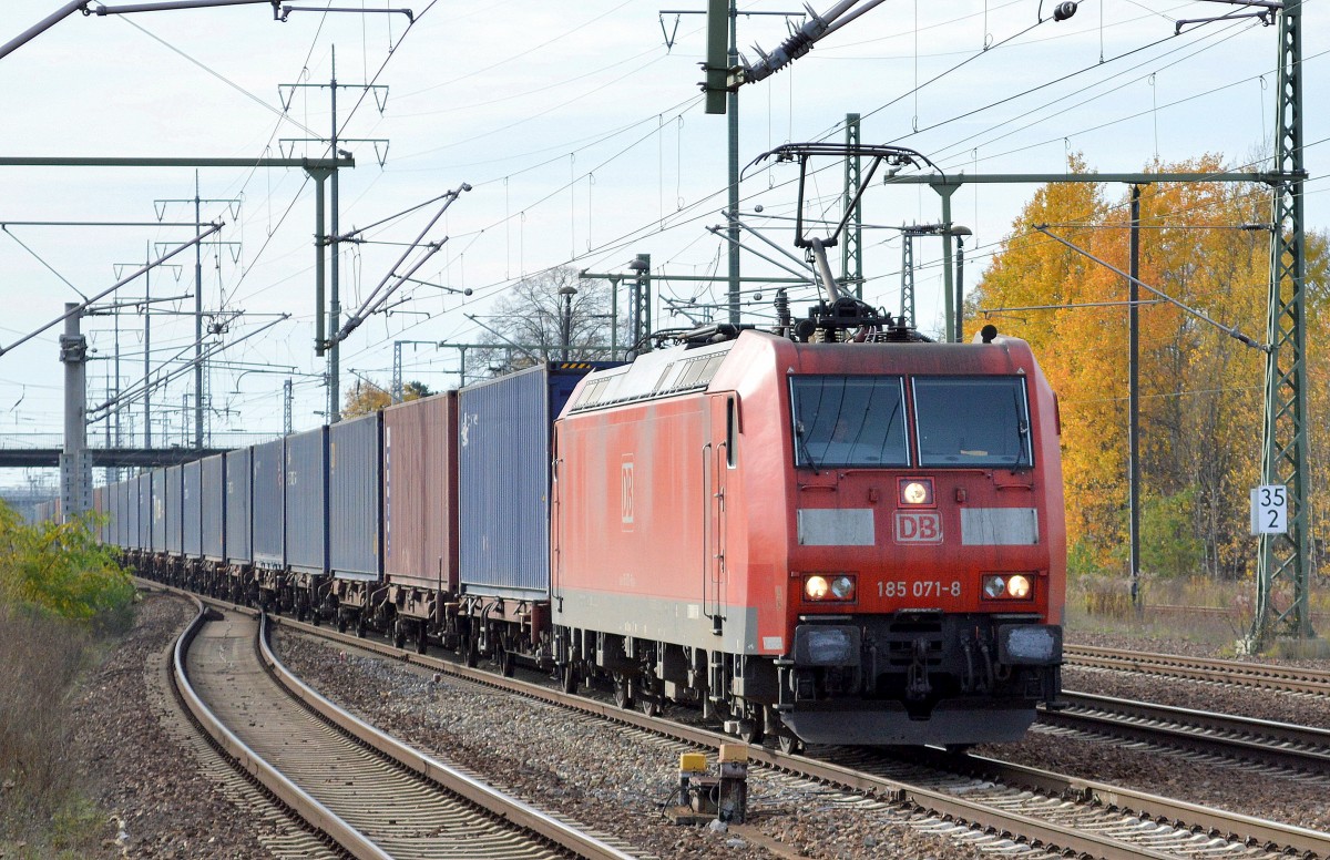 185 071-8 mit Containerzug am 03.11.14 Durchfahrt Bhf. Flughafen Berlin-Schönefeld.