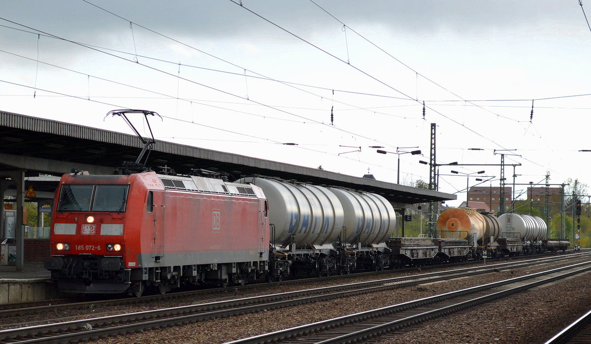 185 072-6 mit einem kurzen gemischten Güterzug am 26.04.16 Bf. Flughafen Berlin-Schönefeld.