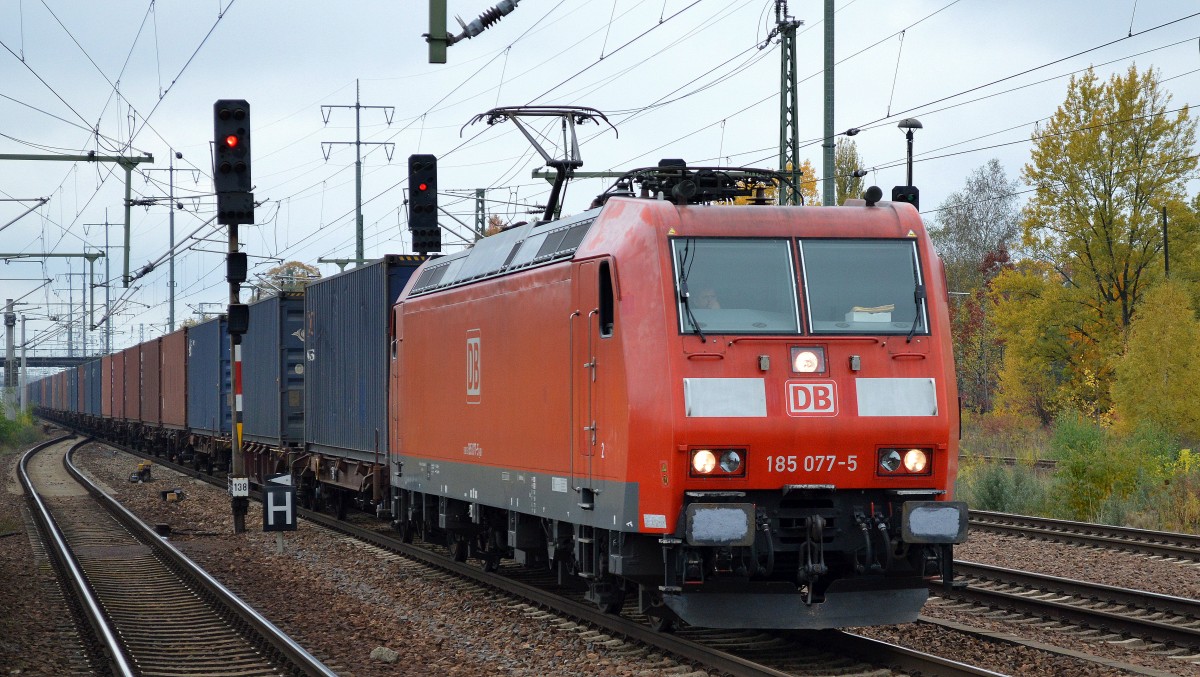 185 077-5 mit Containerzug am 17.10.15 Durchfahrt Bhf. Flughafen Berlin-Schönefeld.