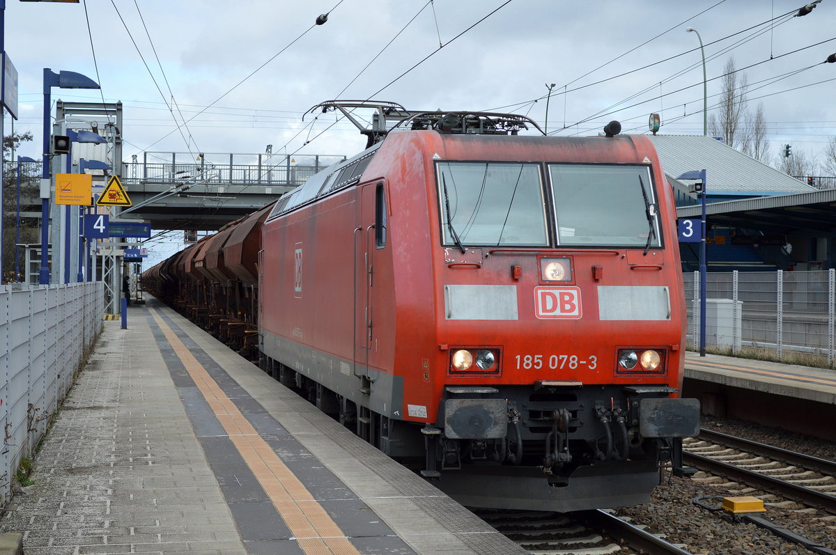 185 078-3 mit Ganzzug gedeckter Schüttgutwagen am 10.03.17 Bf. Berlin-Hohenschönhausen. 