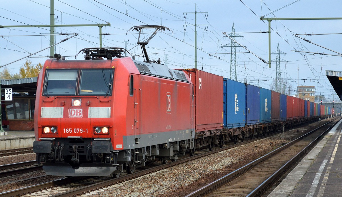 185 079-1 fährt mit Containerzug zu einer längeren Pause im Bhf. Flughafen Berlin-Schönefeld ein, 10.11.14 