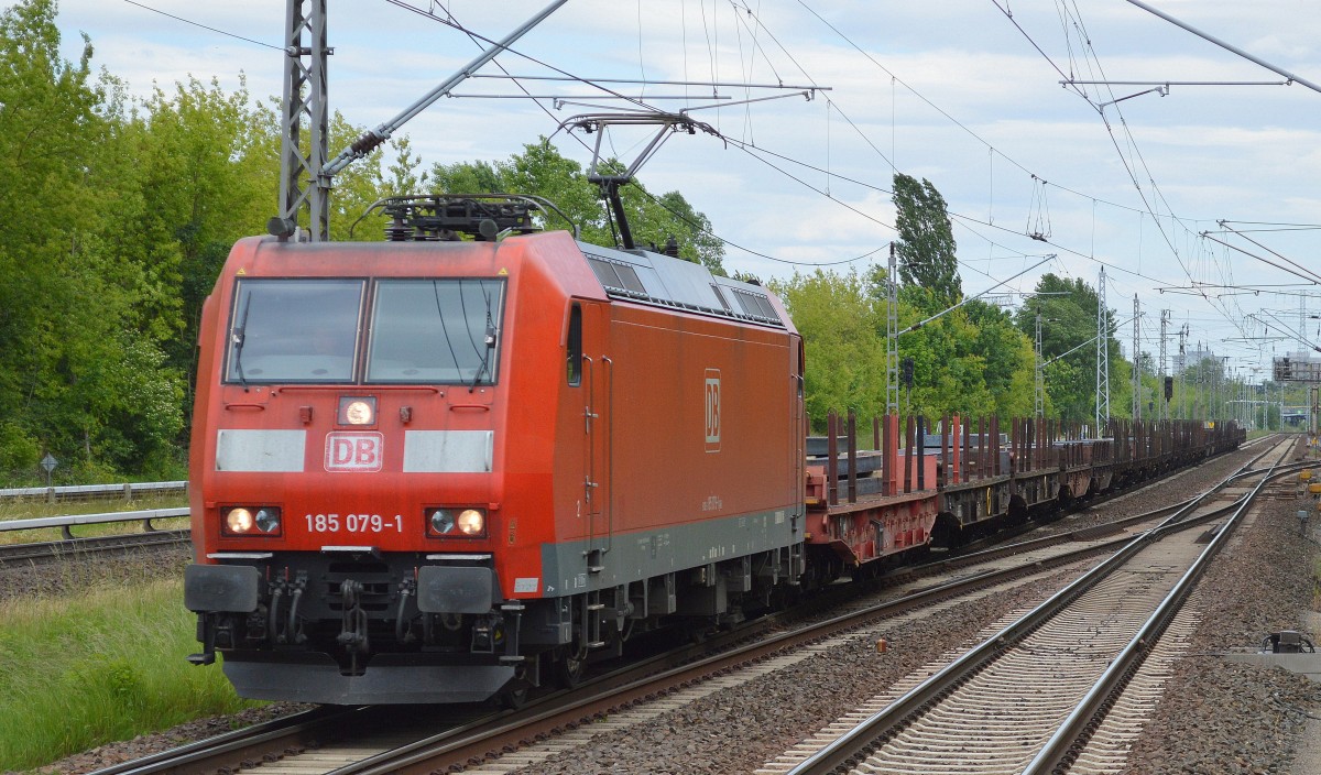 185 079-1 mit einem Ganzzug Drehgestell-Flachwagen mit Stahlbramen am 02.06.15 Durchfahrt Bhf. Berlin-Hohenschönhausen.
