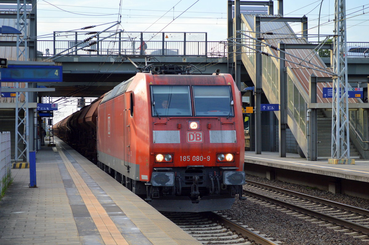 185 080-9 mit Ganzzug gedeckter SChüttgutwagen am 19.07.17 Bf. Berlin-Hohenschönhausen.