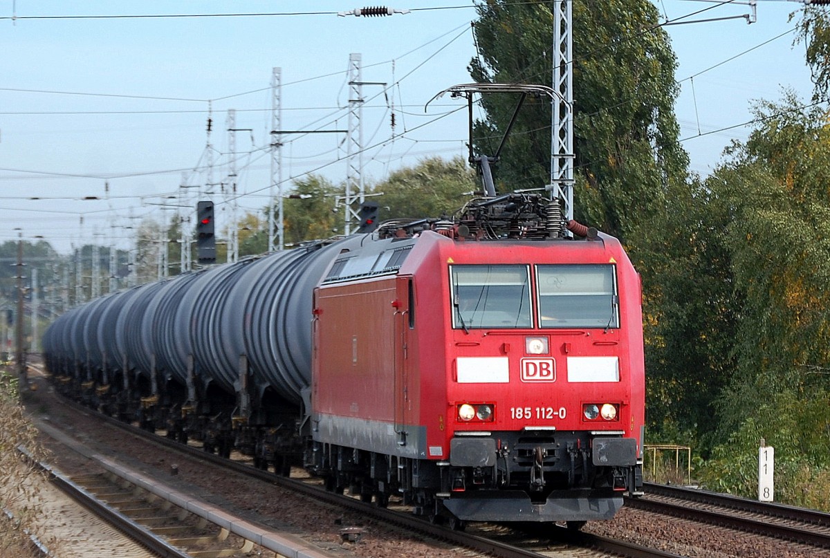 185 112-0 mit Kesselwagenzug am 04.10.13 Berlin-Karow.