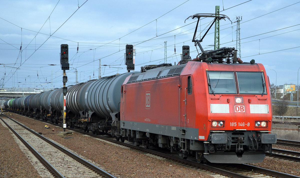 185 146-8 mit Kesselwagenzug (Benzin) am 16.03.17 Bf. Flughafen Berlin-Schönefeld. 