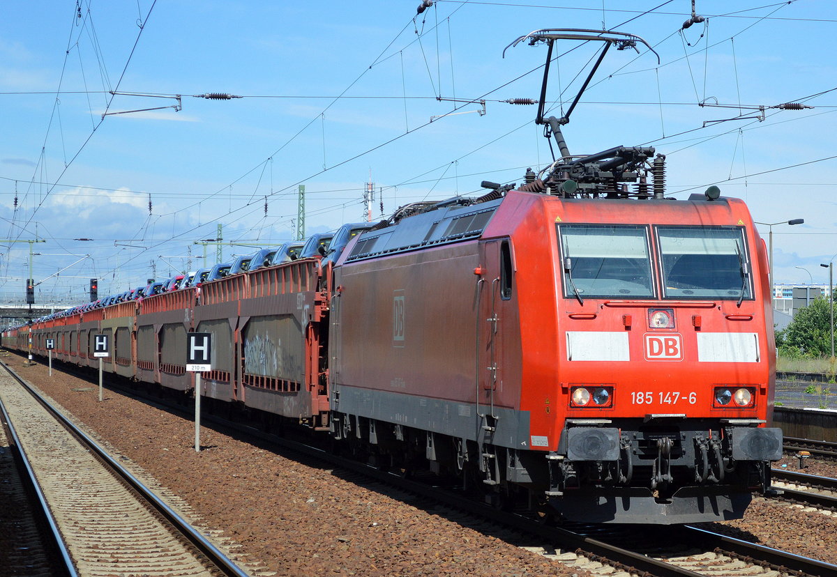 185 147-6 mit einem PKW-Transportzug mit fabrikneuen Vauxhall Astra am 06.07.16 Bf. Flughafen Berlin-Schönefeld.