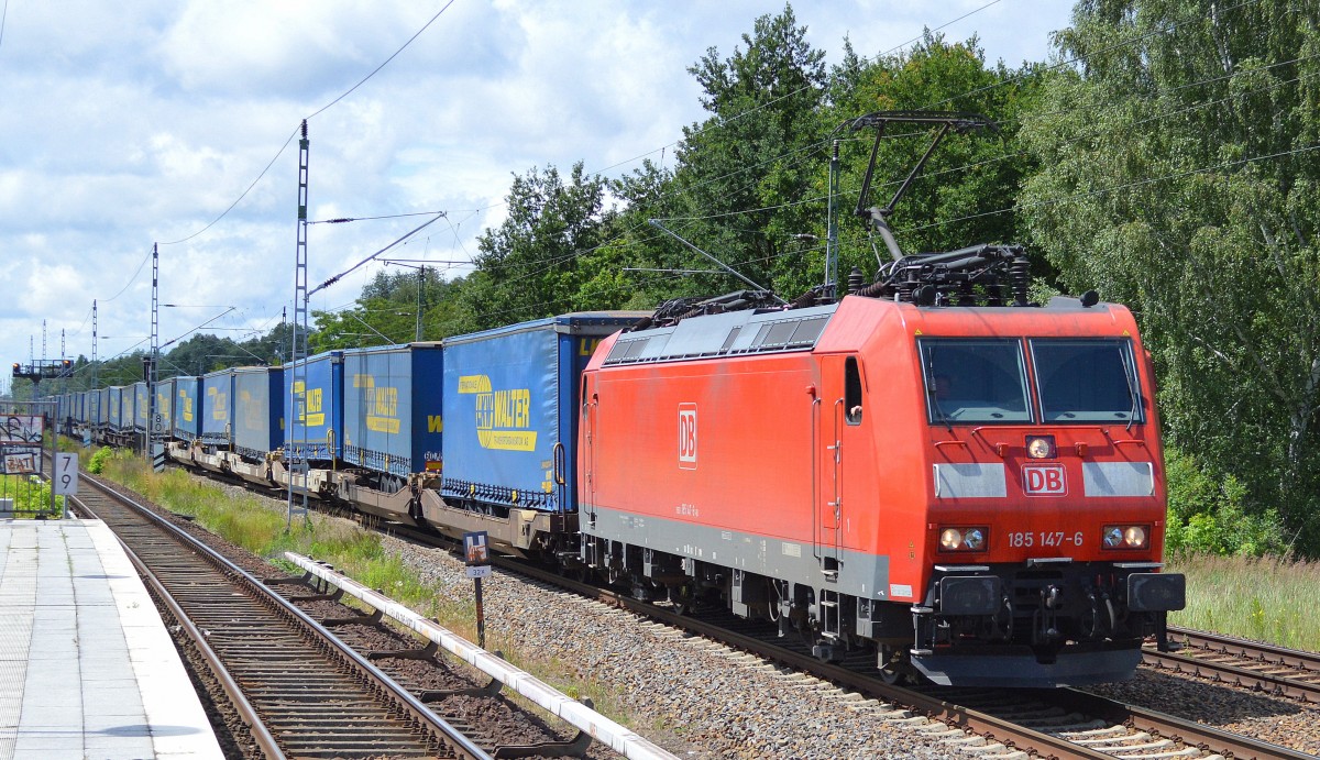 185 147-6 mit Taschenwagenzug (Sped. LKW WALTER) aus Richtung Oranienburg kommend am 24.06.14 Mühlenbeck/Mönchmühle.