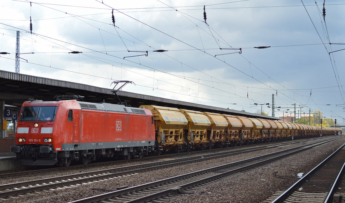 185 151-8 mit Ganzzug gelber slowakischer Schüttgutwagen mit Schwenkdach  skw PISTERITZ  für Düngemittel am 28.04.16 Bf. Flughafen Berlin-Schönefeld.