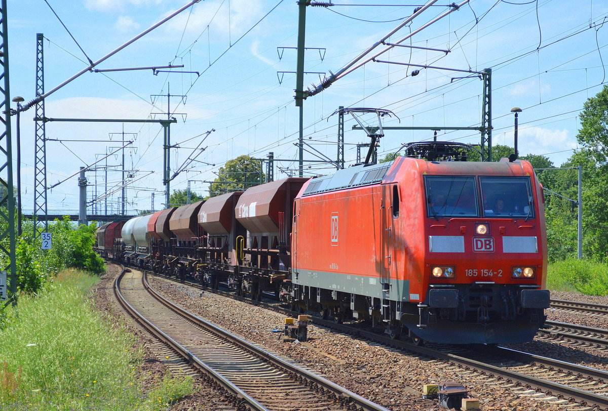 185 154-2 mit einem gemischten Güterzug am 29.06.16 Bf. Flughafen Berlin-Schönefeld.