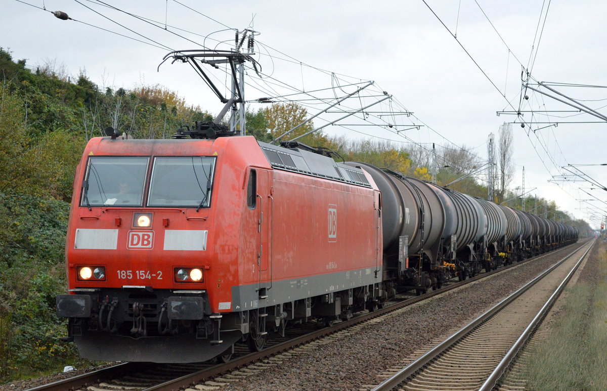 185 154-2 mit Kesselwagenzug am 03.11.17 Berlin-Hohenschönhausen.