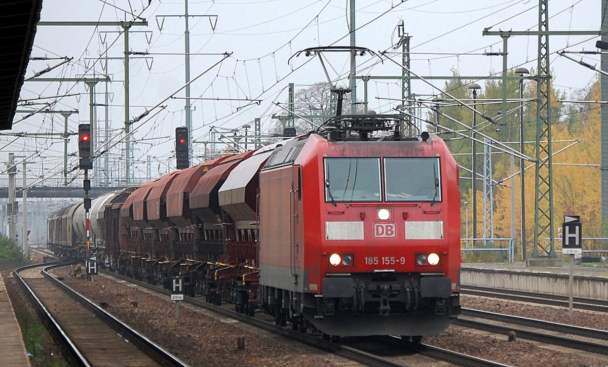 185 155-9 mit einem gemischten G�terzug durchf�hrt den Bhf. Flughafen Berlin-Sch�nefeld, 16.10.13