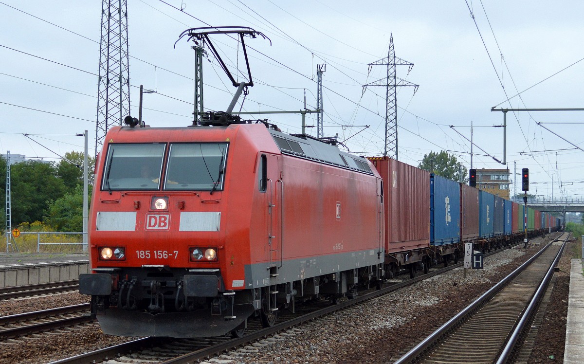 185 156-7 mit Containerzug bei der Durchfahrt Bhf. Flughafen Berlin-Schönfeld, 01.09.14