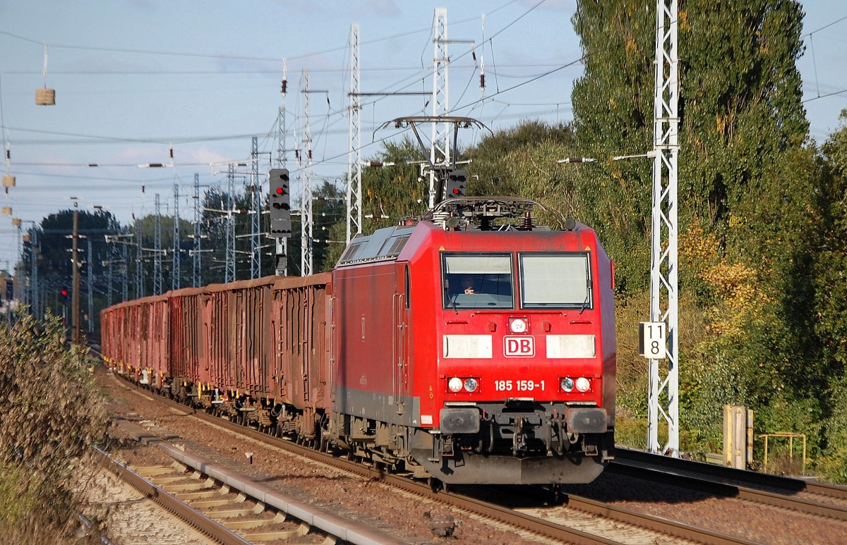 185 159-1 mit einem Gannzug offener G�terwagen am 01.10.13 Berlin-Karow.