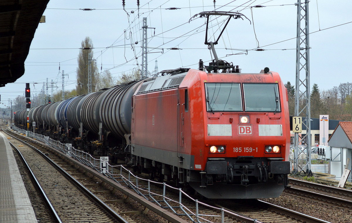 185 159-1 mit Kesselwagenzug (Benzin) am 03.04.17 Berlin-Karow.