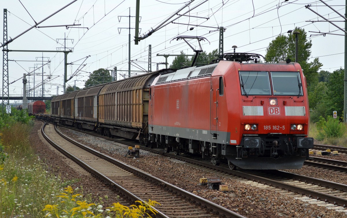 185 162-5 mit gemischtem Güterzug bei der Durchfahrt im Bhf. Flughafen Berlin-Schönefeld.