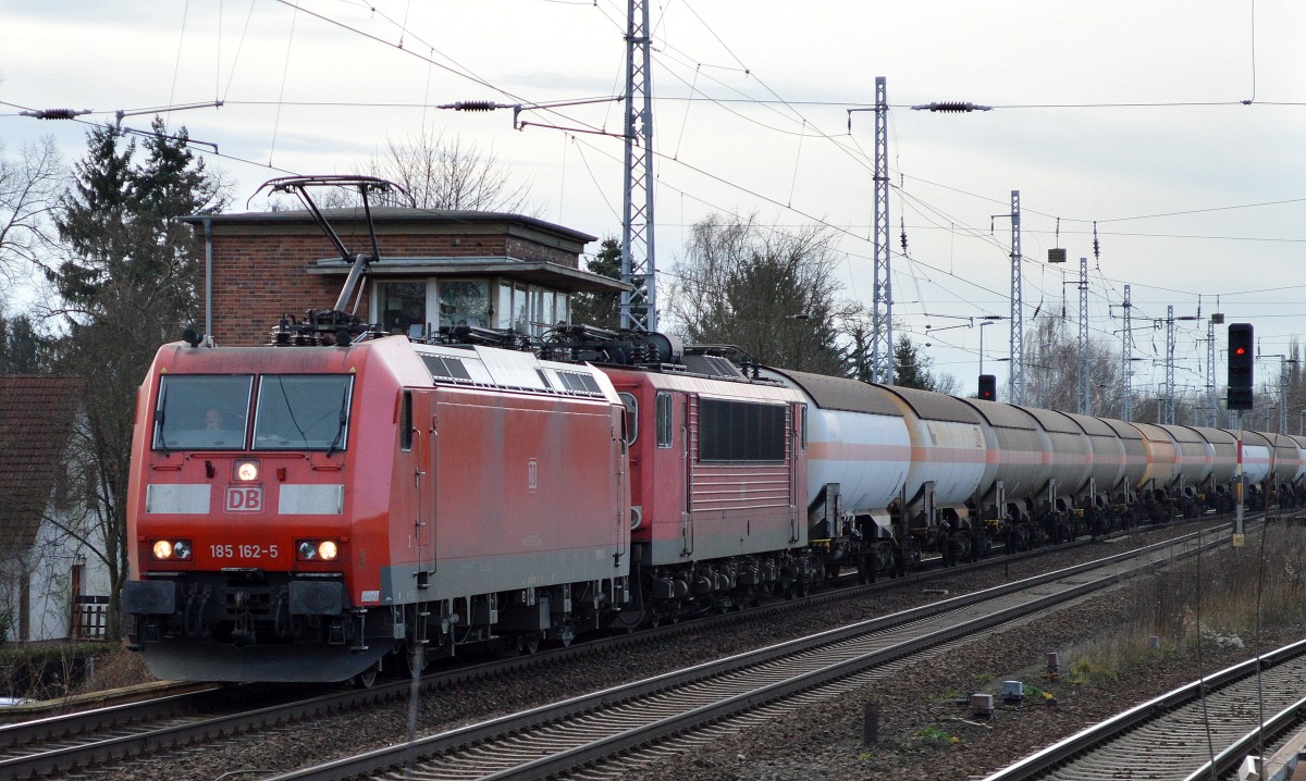 185 162-6 hat 155 091-2 und Kesselwagenzug am Haken am 16.01.15 Berlin-Karow.