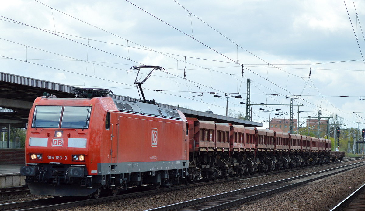 185 163-3 mit Ganzzug Schüttgutkippwagen am 18.04.16 Bf. Flughafen Berlin-Schönefeld.
