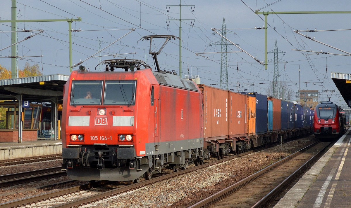 185 164-1 mit Containerzug bei der Durchfahrt Bhf. Flughafen Berlin-Schönefeld. 