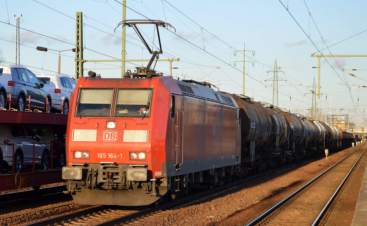 185 164-1 mit gemischtem Güterzug am 06.11.17 Bf. Flughafen Berlin-Schönefeld.