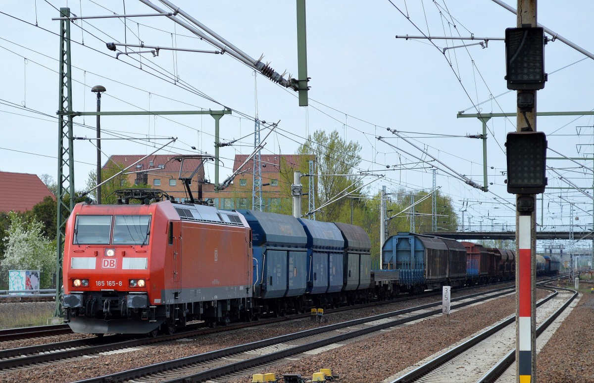 185 165-8 mit einem gemischten Güterzug bei der Durchfahrt im Bhf. Flughafen Berlin-Schönefeld, 11-04-14