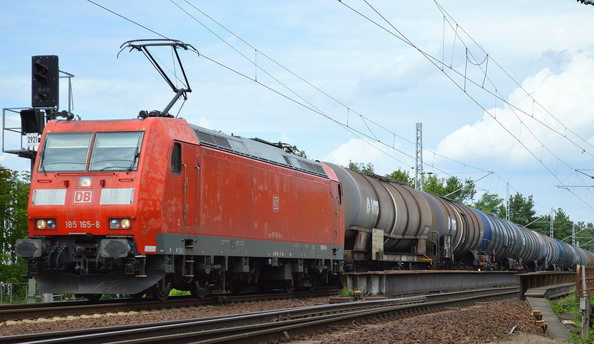 185 165-8 mit Kesselwagenzug am 28.07.17 Berlin-Wuhlheide.