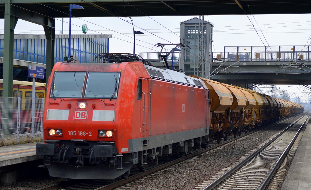 185 168-2 mit einem Ganzzug slowakischer gelber zweiachsiger Schüttgutwagen mit Schwenkdach und dosierbarer Schwerkraftentladung für die Fa. skw PIESTERITZ am 10.03.16 Berlin-Hohenschönhausen.