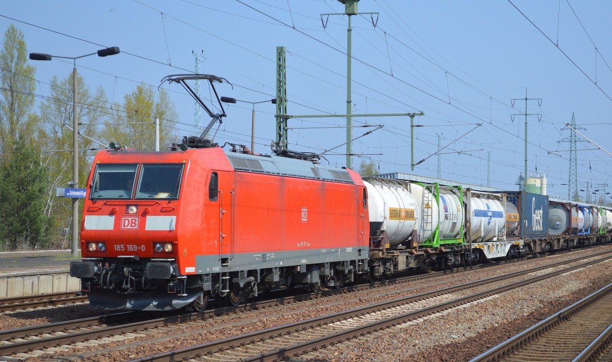 185 169-0 mit Containerzug zum Kurzhalt mit Personalwechsel im Bhf. Flughafen Berlin-Schönefeld.