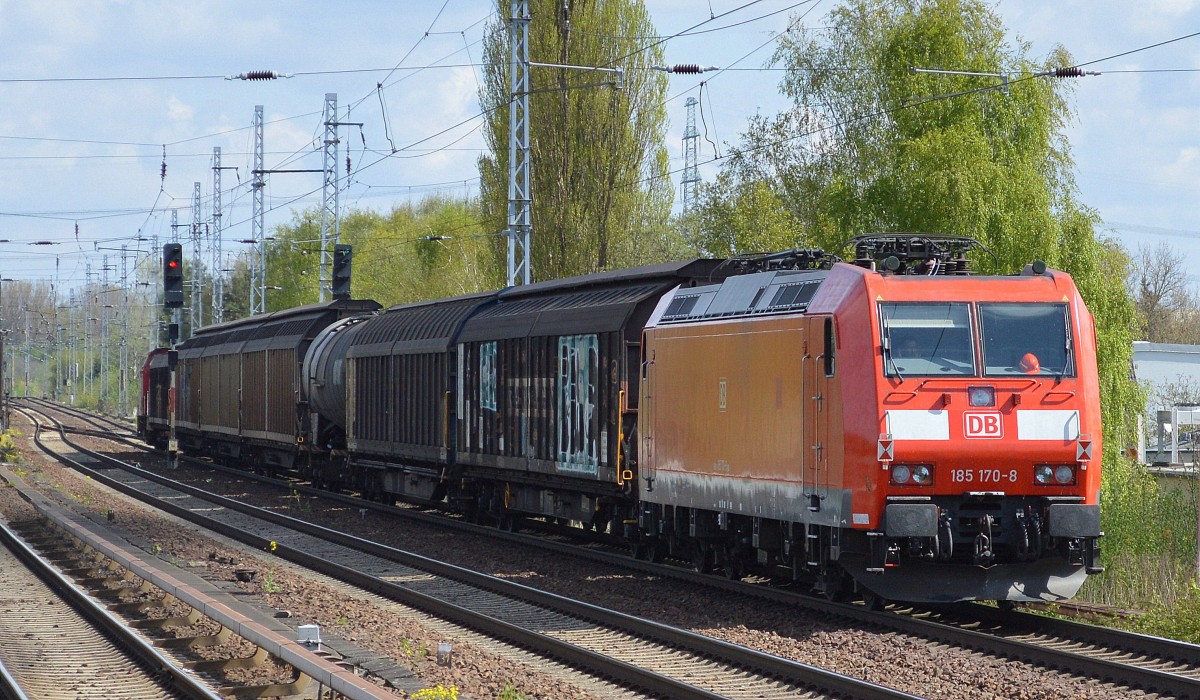 185 170-8 am Ende eines Güterzuges gezogen von 298 324-5 am 19.04.15 Berlin-Karow.