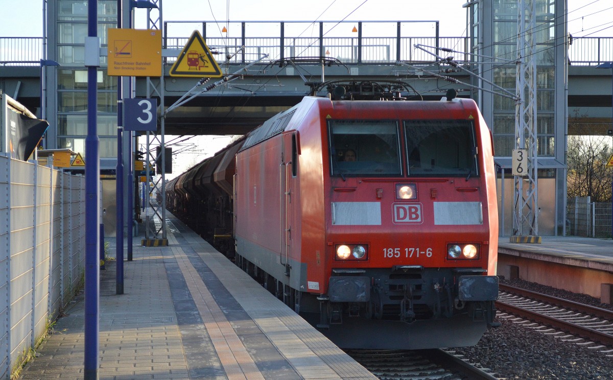 185 171-6 mit einem Ganzzug gedeckter Schüttgutwagen am 10.12.15 Berlin-Hohenschönhausen.