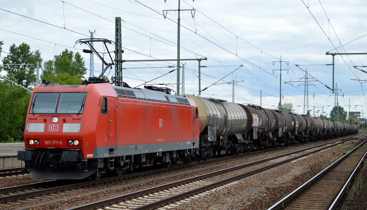 185 171-6 mit Ganzzug Kesselwagen (Essigsäure-Transport) pausiert kurz im Bhf. Flughafen Berlin-Schönefeld, 27.05.15