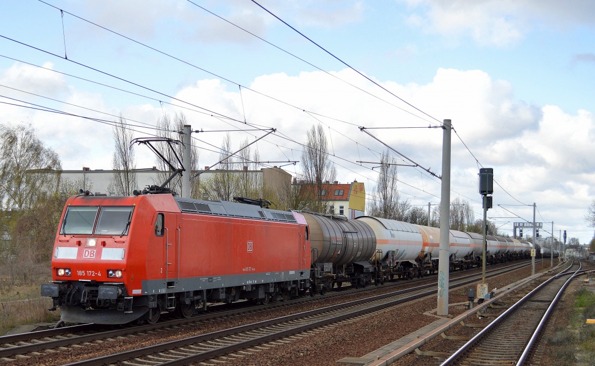 185 172-4 mit Kesselwagenzug am 13.04.15 Berlin-Pankow.