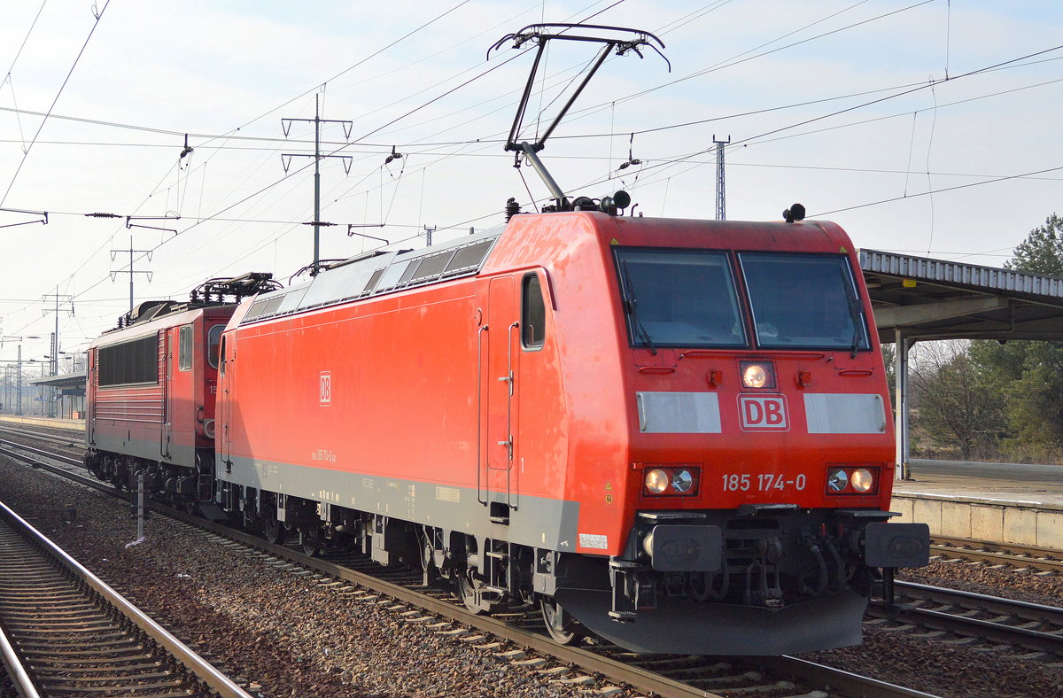 185 174-0 mit 155 239-7 am Haken bei der Durchfahrt Flughafen Berlin-Schönefeld, 09.02.17.