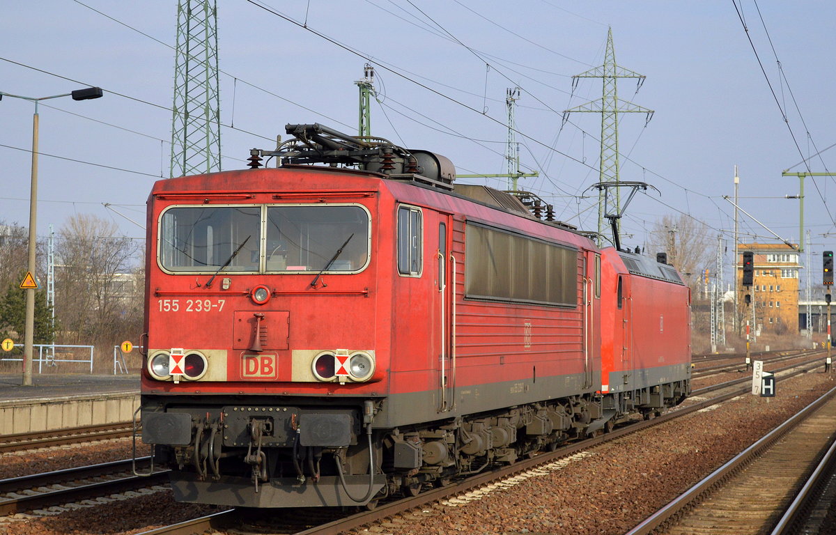 185 174-0 mit 155 239-7 am Haken bei der Durchfahrt Flughafen Berlin-Schönefeld, 09.02.17.