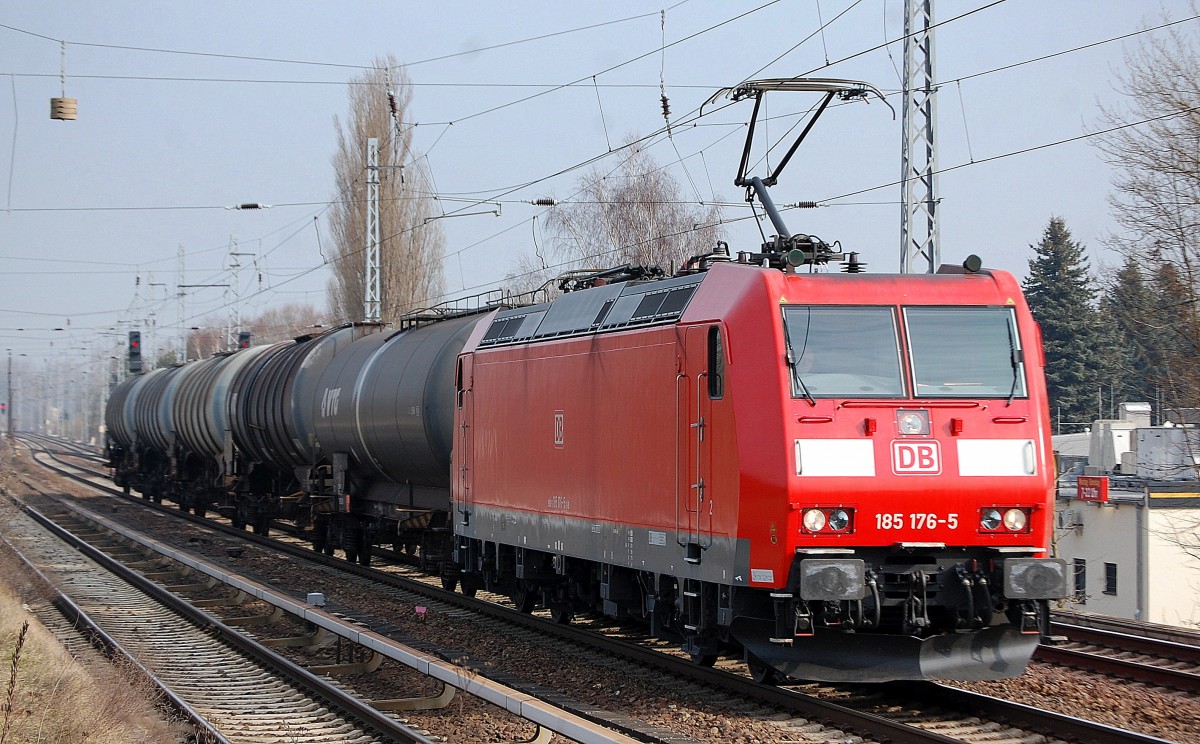 185 176-5 mit einigen Kesselwagen am 27.02.14 Berlin-Karow.