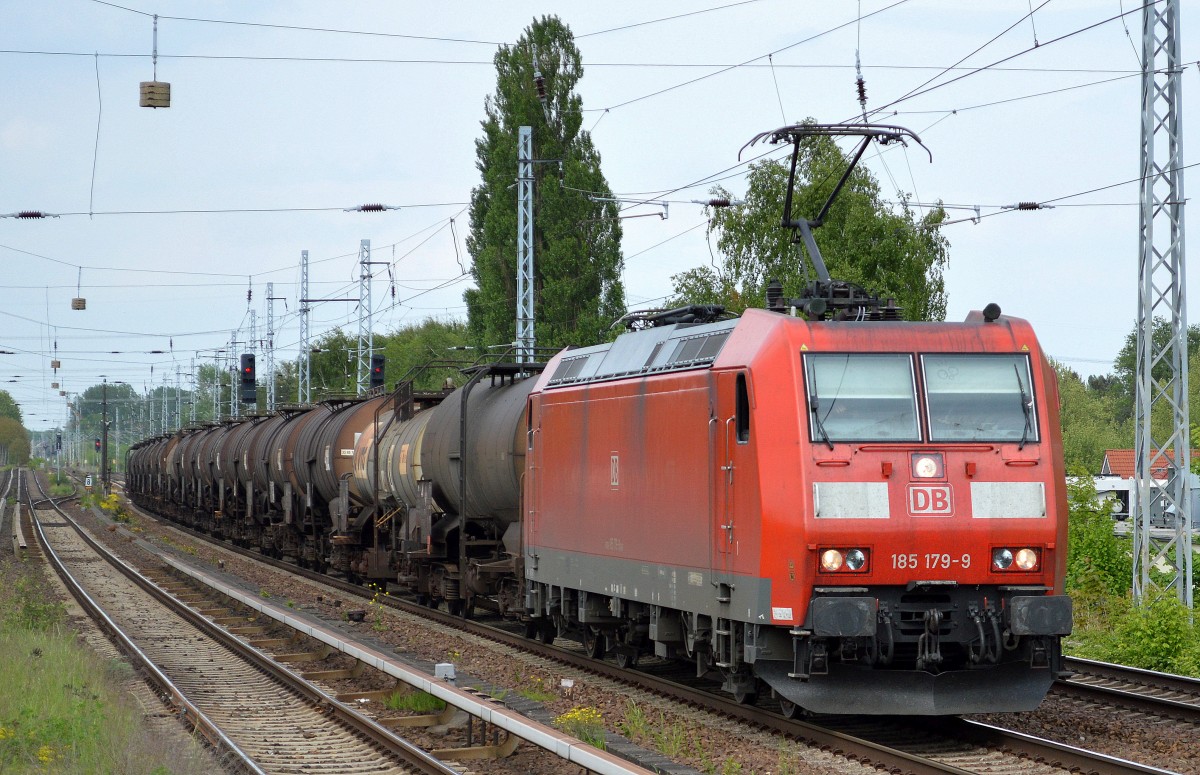 185 179-9 mit Kesselwagenzug (geschmolzenes Schwefel) am 18.05.15 Berlin-Karow. 