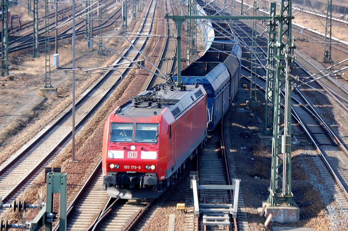 185 179-9 mit polnischen Schüttgutwagen (leer) Richtung Nordosten am 25.02.14 Berlin-Putlitzbrücke.