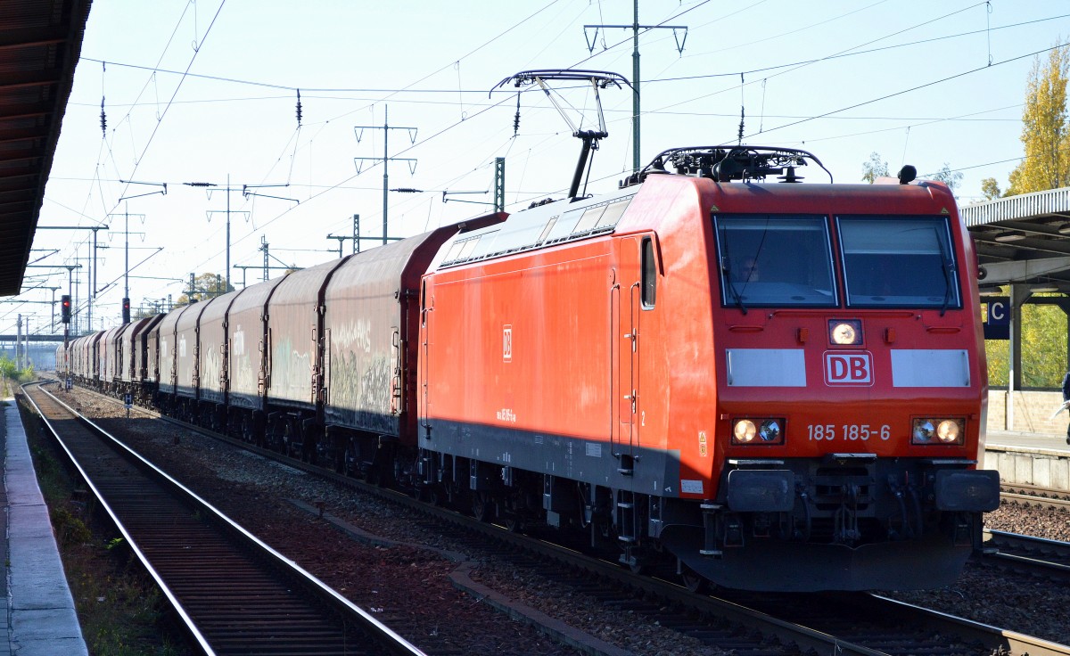 185 185-6 mit einem Gütertransportzug für Stahlcoils am 11.10.15 Bhf. Flughafen Berlin-Schönefeld.