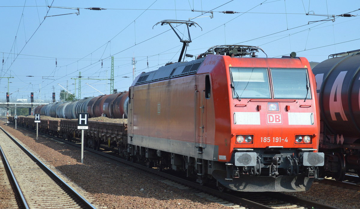 185 191-4 mit einigen Drehgestell-Flachwagen mit altem Gleisschotter am 16.09.16 Bf. Flughafen Berlin-Schönefeld.