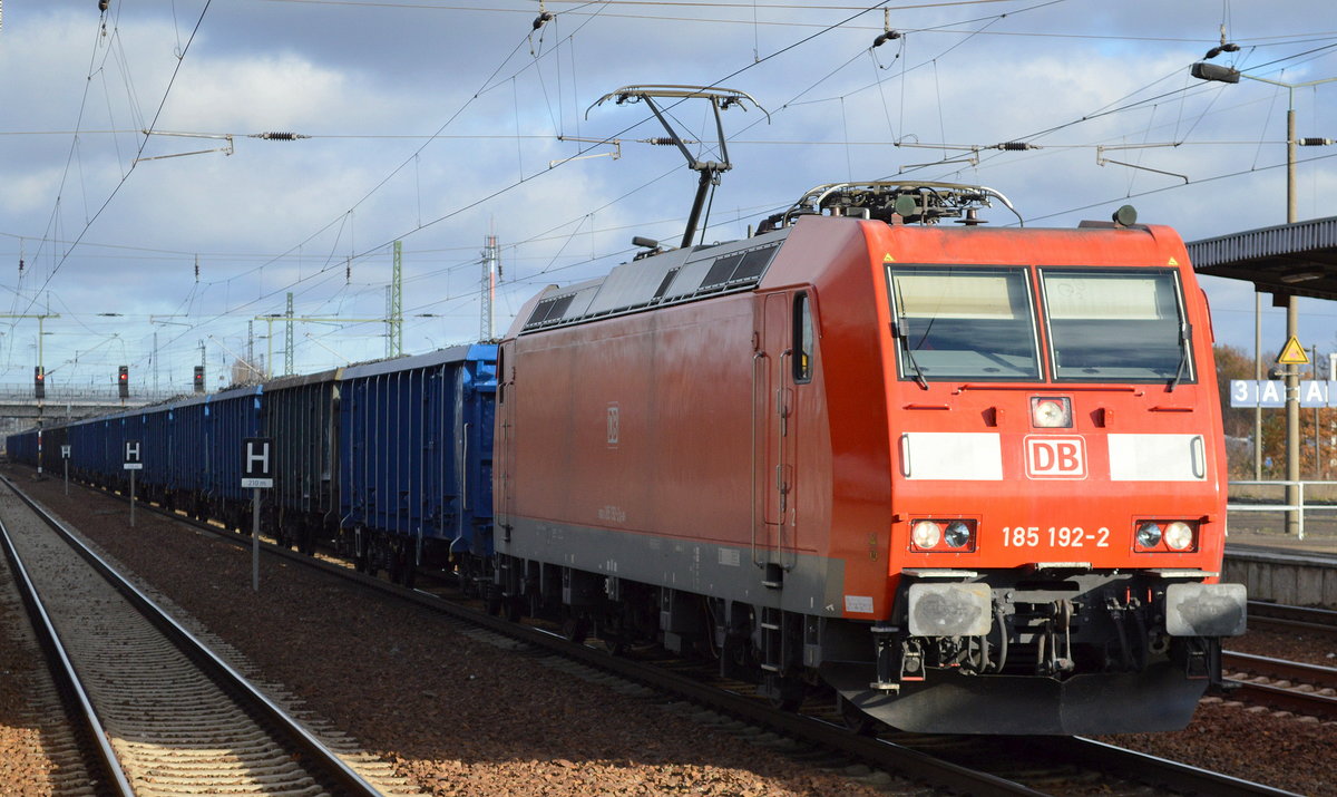 185 192-2 mit Ganzzug offener Drehgestell-Güterwagen der PKP-Cargo mit Kohle beladen am 27.11.16 Durchfahrt Bf. Flughafen Berlin-Schönefeld.