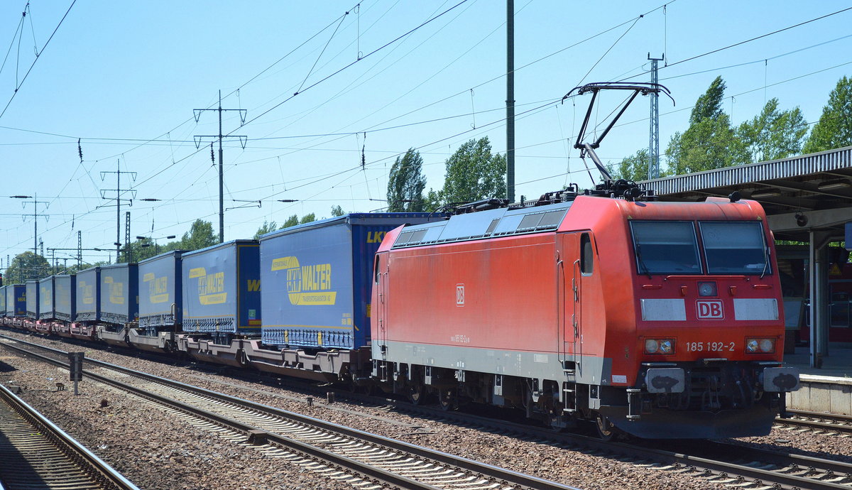 185 192-2 mit KLV-ZUg (LKW-WALTER Trailer)am 23.06.16 Bf. Flughafen Berlin-Schönefeld.  