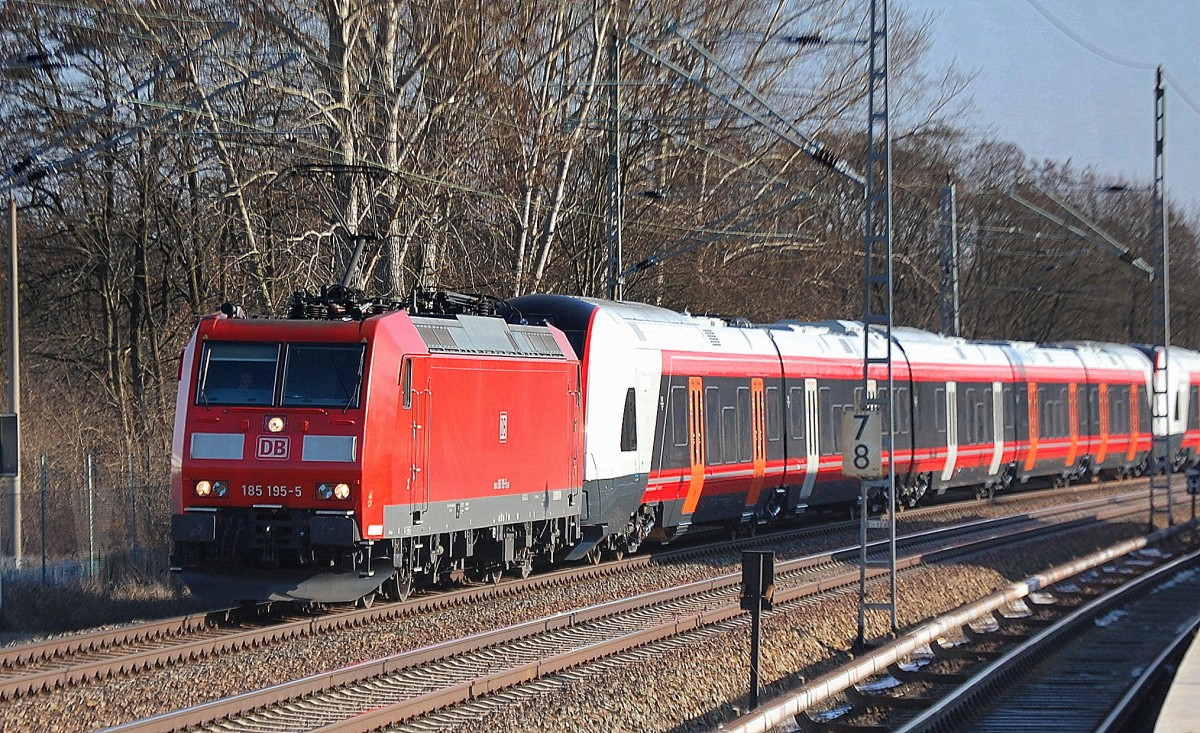 185 195-5 hat zwei fabrikneue f�nfteilige STADLER FLIRT Triebz�ge f�r die norwegische NSB zur �berf�hrung am Haken Richtung F�hrhafen Rostock, 05.02.14 M�hlenbeck/M�nchm�hle b.Berlin