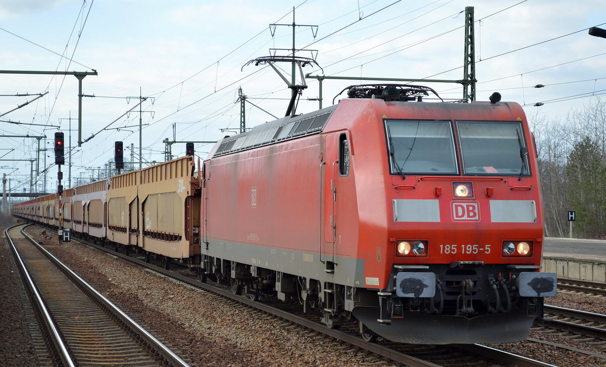 185 195-5 mit einem PKW-Transportzug (S.T.V.A.-Transportwagen, leer)am 27.02.17 Durchfahrt Bf. Flughafen Berlin-Schönefeld.