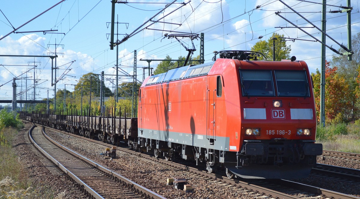 185 196-3 mit einem Leerzug Drehgestell-Flachwagen am 30.09.15 Bhf. Flughafen Berlin-Schönefeld.